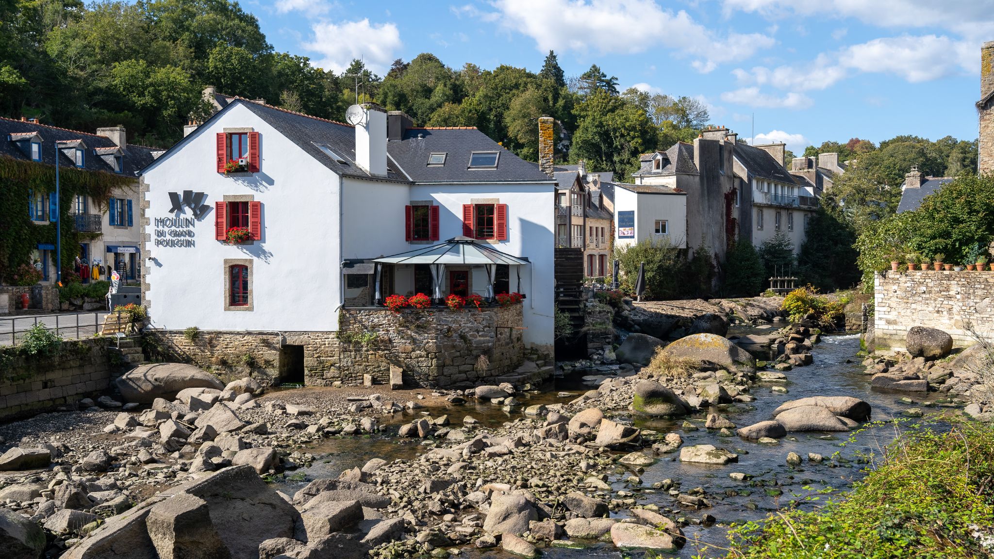 Die Moulin du Grand Poulguin ist eine historische Wassermühle aus dem 15. Jh. an der Aven. Ende des 19. Jh. diente die malerische Lage als Motiv für Künstler der École de Pont-Aven (u. a. Paul Gauguin). Sie diente 1975 als Kulisse für den Film „Les Galettes de Pont-Aven“ mit Jean-Pierre Marielle.